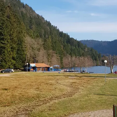 A 2 Pas Du Lac