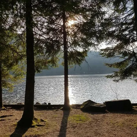 A 2 Pas Du Lac